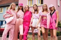 15 cách mix cây thời trang hồng rực mà không bị 'sến'