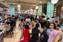Chùm ảnh: Người dân Hà Nội đổ về trung tâm thương mại tránh cái nóng hơn 40 độ C