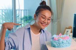 Ngày của Mẹ: Siêu mẫu Thanh Hằng làm bánh kem 'độc nhất vô nhị' tặng mẹ