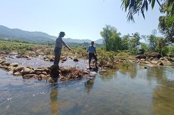 Người dân Khánh Yên Hạ nhọc nhằn sau mỗi trận lũ