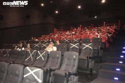 Rạp phim ở TP.HCM mở cửa trở lại, khách xem ngồi cách 2 ghế
