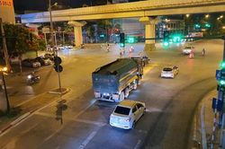 Đoàn xe quá tải chạy rầm rộ trên phố cấm ở Hà Đông
