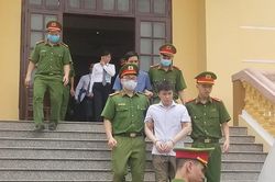 Vụ gian lận điểm thi tại Hòa Bình: Bị cáo nghĩ không nhận lời vẫn phải làm