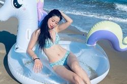 'Hoa khôi làng võ' Châu Tuyết Vân diện bikini khoe dáng gợi cảm