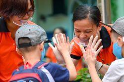 Cô giáo mầm non đeo khẩu trang trong suốt đón học trò