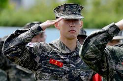 Son Heung-min bắn đạn thật, chui dây thép gai trong 3 tuần tập luyện