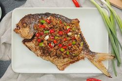 Đầu bếp chuyên nghiệp chế biến cá chim vây vàng