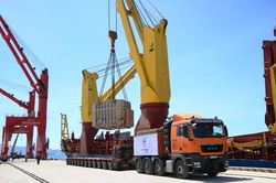 Hai siêu biến áp 'khủng' điện mặt trời cập Cảng Quốc tế Vĩnh Tân