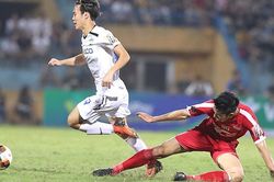 Bóng lăn trong tuần: Sáng đúng, chiều sai, tối lại có lý