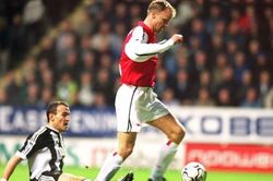 Xem lại pha chạm bước một kỳ diệu nhất lịch sử bóng đá của Bergkamp