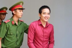 Chưa có phán quyết cho nghịch tử giết mẹ, bị cáo cười tươi sau khi HĐXX cho hoãn phiên tòa