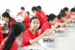 Bữa ăn bán trú đầu tiên của học sinh sau thời gian dài nghỉ học có gì đặc biệt?