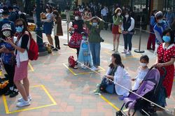 Disneyland Thượng Hải đón khách trở lại, vé hết ngay sau khi mở bán