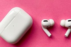 Từng nhận không ít 'gạch đá' nay AirPods đã trở thành biểu tượng của sự giàu sang