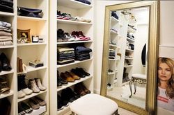 Lưu ý cần nhớ khi đựng quần áo trên kệ hay vali