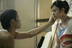 Hơn một tháng xa cách, thấy vợ trong nhà tắm tôi xông vào để rồi 'chết ngất' khi thấy tấm lưng trần của em
