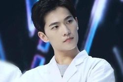 Dương Dương thử thách với hình ảnh 'người hùng blouse trắng', xuất hiện ở bệnh viện để lấy thêm kinh nghiệm để đóng phim