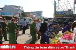 Công an huyện Hoằng Hóa ra quân chấn chỉnh tình trạng họp chợ trái phép tại ngã năm xã Hoằng Ngọc