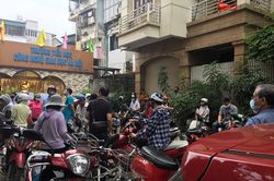 Trường không tổ chức bán trú, phụ huynh chen chúc đón con giữa trưa nắng