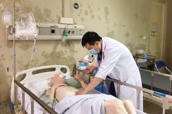 Cụ ông hoại tử hậu môn vì tự thụt rửa tại nhà