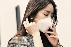 Đeo khẩu trang khiến mặt nhiều mụn hơn, phải giải quyết sao đây?