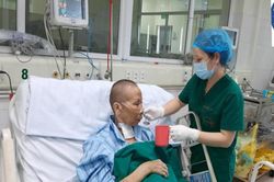 Bác gái bệnh nhân 17 hồi phục ngoạn mục, vẫy tay chào bác sĩ
