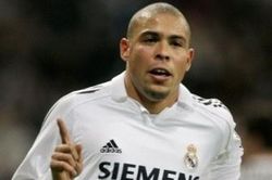 Ronaldo 'béo' làm bẽ mặt Simeone bằng pha xâu kim