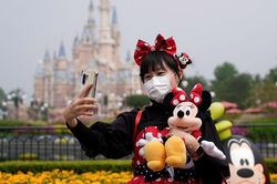 Disneyland mở cửa, khách phải có chứng nhận sức khỏe mới được vào chơi