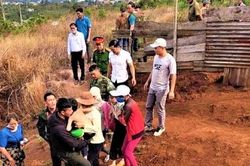 Cứu hai cháu bé bị cha mẹ nhốt nhiều ngày trong nhà