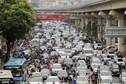 Mưa lớn đúng giờ đi làm, đường phố Hà Nội ùn tắc nghiêm trọng