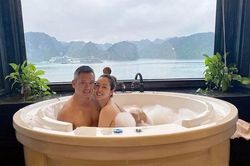 Jennifer Phạm tình tứ cùng ông xã trong bồn tắm khi đi nghỉ dưỡng ở Hạ Long