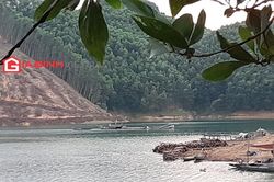 'Cát tặc' lộng hành trong lòng hồ thủy điện Hương Điền - Thừa Thiên Huế