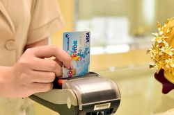 Giảm phí thẻ quốc tế sẽ thúc đẩy thanh toán không dùng tiền mặt