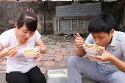 Phụ nữ đừng hỏi chồng: 'Lương tháng này bao nhiêu?' mà hãy hỏi 'Hôm nay anh có mệt lắm không?'