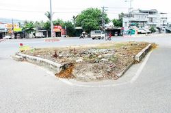 Cần tu sửa bồn hoa