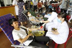 Người dân thành phố Ninh Bình tích cực tham gia hiến máu tình nguyện