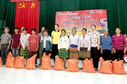 Hỗ trợ gạo cho 93 hộ phụ nữ bị ảnh hưởng bởi Covid-19