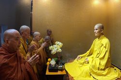 Tôn tượng Bồ-tát Thích Quảng Đức thờ trong tháp Đa Bảo tại Việt Nam Quốc Tự