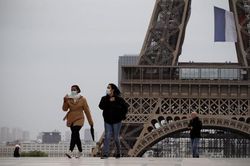 Paris trong ngày đầu ''thức giấc'' sau 2 tháng đóng băng vì Covid-19