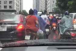 Tắc đường kinh hoàng ở Hà Nội nhìn từ trên cao, người dân vật vã đội mưa đi học, đi làm