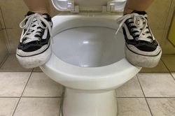 Thói quen ngồi xổm trên bồn cầu khiến người đàn ông này gặp tai nạn kinh hoàng