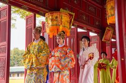 Hòa Minzy trở lại cùng MV mới, kể chuyện tình bi thương tột cùng của Nam Phương Hoàng hậu