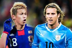 So sánh 2 cú knuckleball đỉnh cao của Honda và Forlan