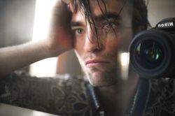 Robert Pattinson mặc nhếch nhác lên tạp chí