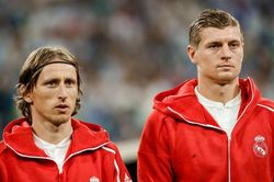 Scholes tự so sánh với Modric và Kroos