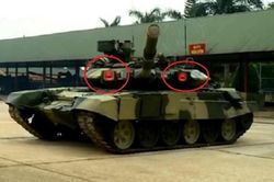 Lần đầu tiên xe tăng T-90 Việt Nam xuất hiện với 'cặp mắt đỏ' đắt giá
