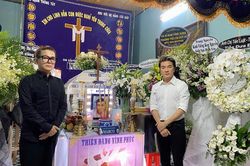 Đàm Vĩnh Hưng - Vũ Hà đến viếng nhà thiết kế tài hoa Ken Nguyễn