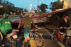 Hà Nội mưa dông lớn, mái tôn nhà dân rơi chắn ngang đường