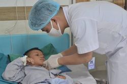 Cấp cứu thành công bé trai 8 tuổi bị tôn cứa cổ khi đang đi xe đạp