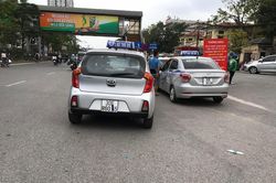 Taxi 'biến hóa' biển số, công khai đón khách sai quy định ở Hà Nội